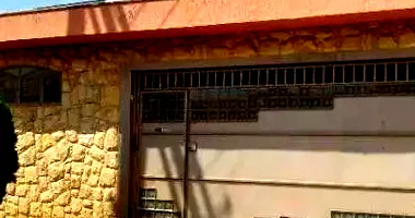 Casa padrão desocupada com 1 vaga e 149m² construída