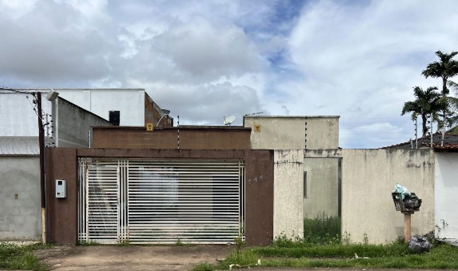 Casa desocupada com terreno de 300m² e 105m² construída