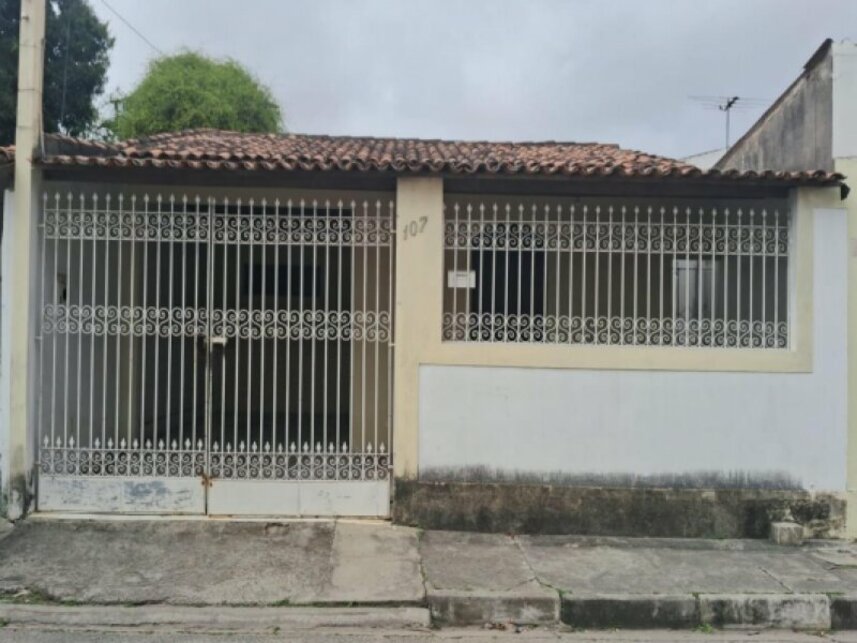Casa com 2 quartos, 1 banheiro e 1 vaga de garagem