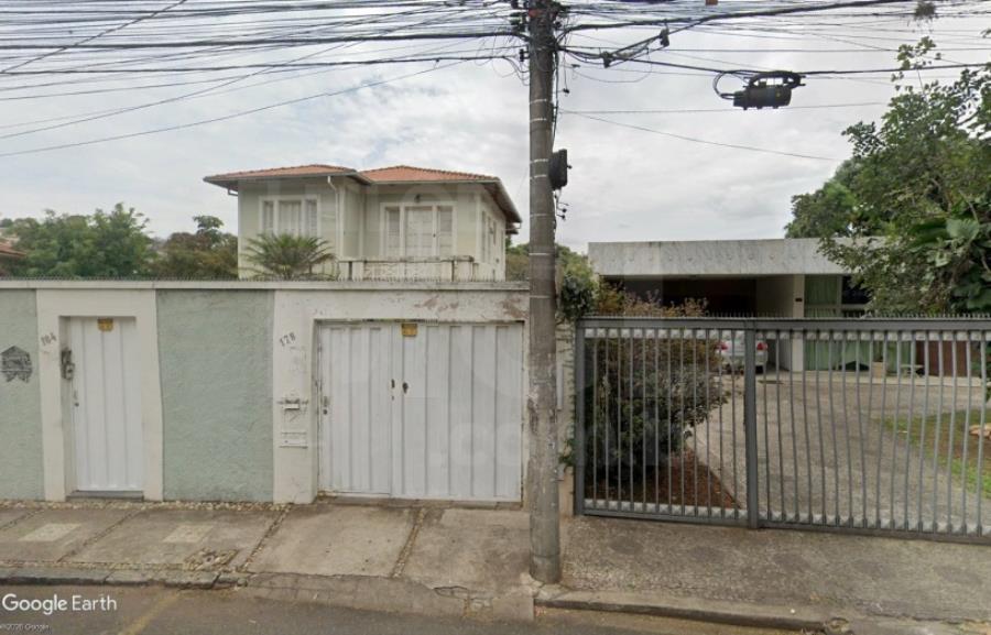 Casa com 3 quartos e suíte no centro de Itaúna/MG
