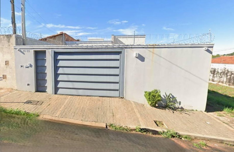 Casa com 3 quartos, 2 banheiros, 2 vagas e piscina em Bauru