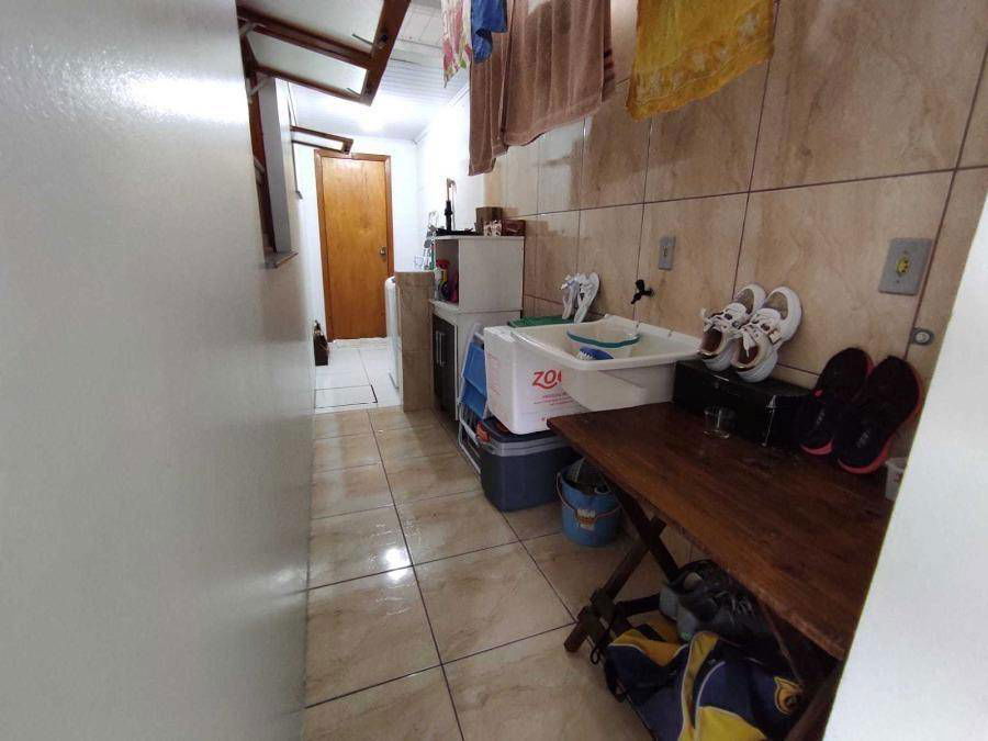 Casa desocupada com 78m² construída, ideal para família