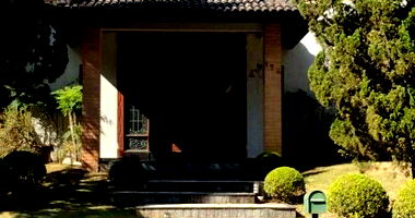 Casa Ocupada com Piscina e Churrasqueira em Arujá