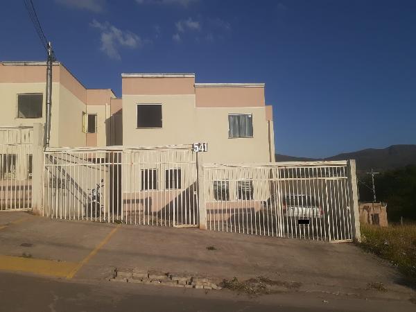 Casa com 2 Quartos e Área Privativa em Ibirité