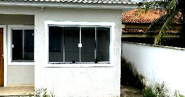 Casa com 2 quartos, 2 banheiros, varanda e 1 vaga de garagem