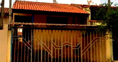 Casa padrão com 3 quartos e 2 banheiros, 100m² construída, ocupada