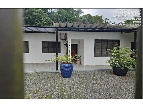 Casa residencial com 3 quartos, 2 banheiros e 141,99m² de área construída