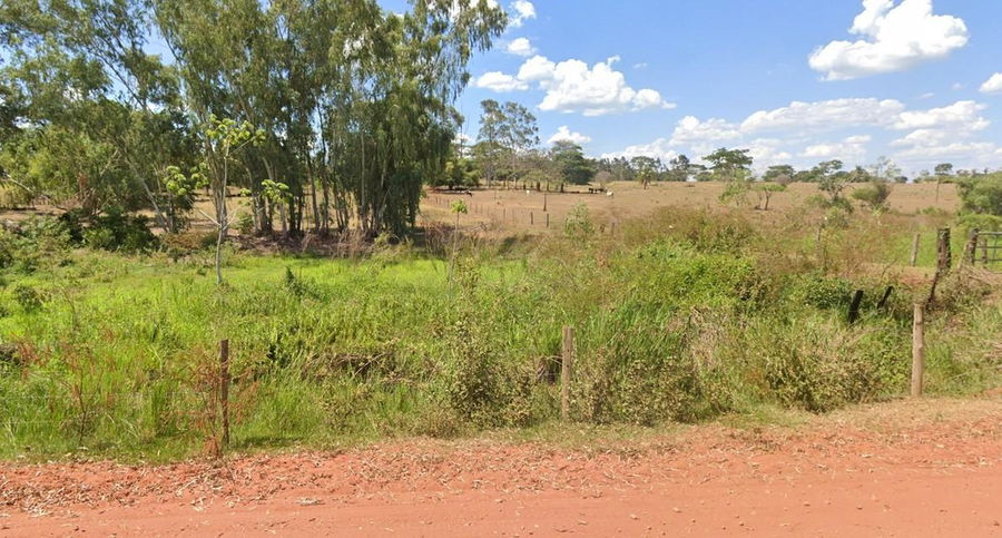 Área de Terras com 23,595 Hectares e Quatro Casas
