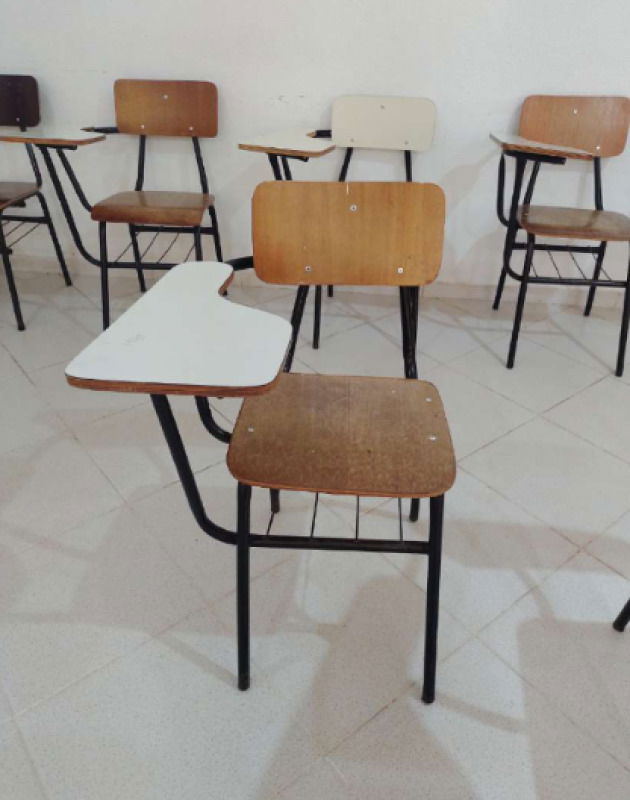 252 Cadeiras Escolares de Madeira com Encosto e Prancheta