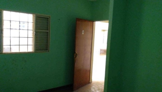 Casa com 2 quartos, 1 banheiro e 1 vaga de garagem, ocupada