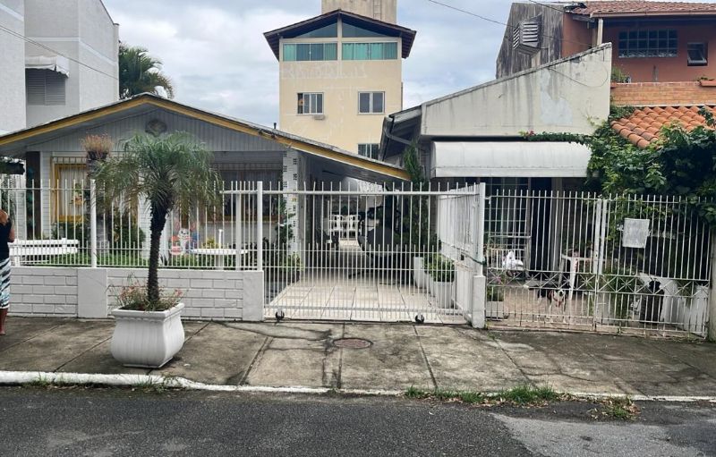 Terreno 300m² com casa de madeira e edícula em Canasvieiras