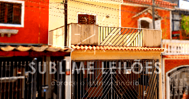 Terreno com 132m² e construção de 193m² em 2 pisos, desocupado