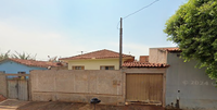 Casa com 200m² em terreno retangular, sem construção, com potencial para edificação.