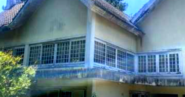 Terreno Urbano com Casa e Piscina, 4 Quartos, 842m² Construída