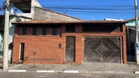 Casa ocupada com 2 quartos e 218,12 m² construídos