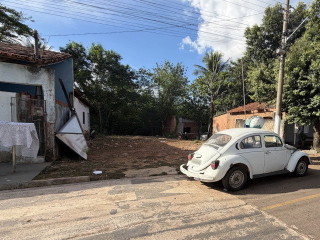 Terreno de 420m² em área residencial com infraestrutura básica