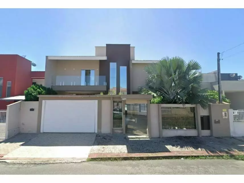 Casa em Leilão com 259,25m² de Área Construída em Jaraguá do Sul/SC