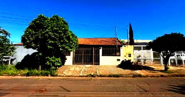 Casa padrão com 2 quartos, 1 banheiro, varanda, ocupada