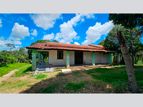 Casa com 148m² em amplo terreno de 3.249m², desocupada