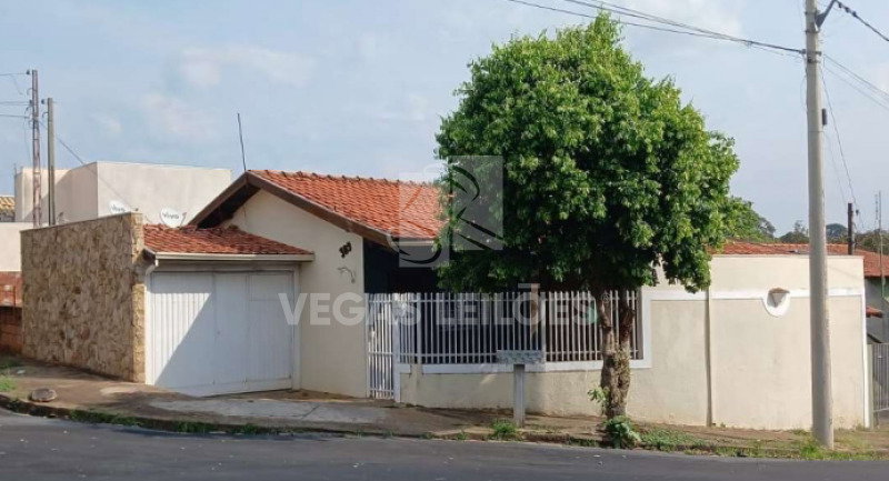 Casa de esquina com 141.26m² em Garça/SP