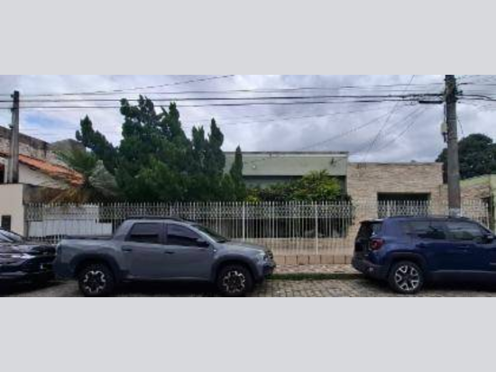Casa com 1 vaga de garagem, 338,21 m² construídos, ocupada