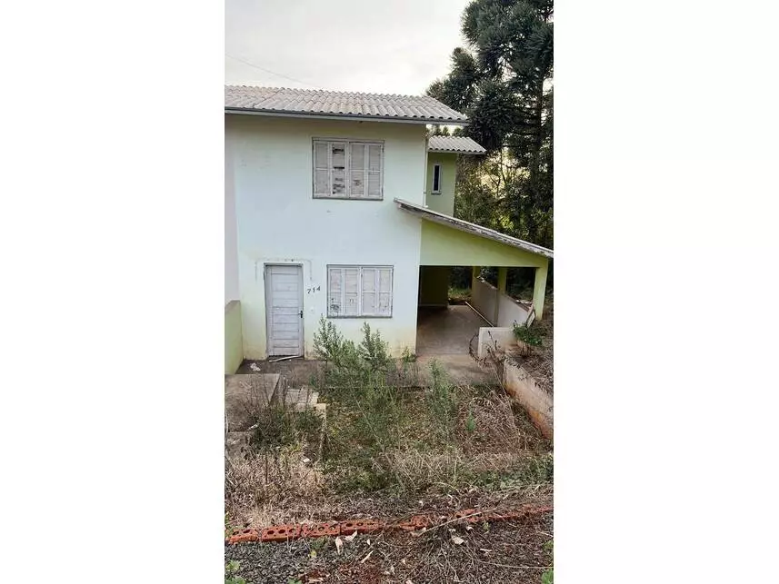 Casa desocupada com 95m² de área construída
