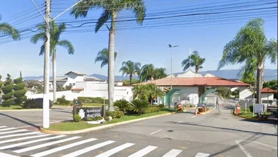 Casa em condomínio com 309 m² e amplo terreno