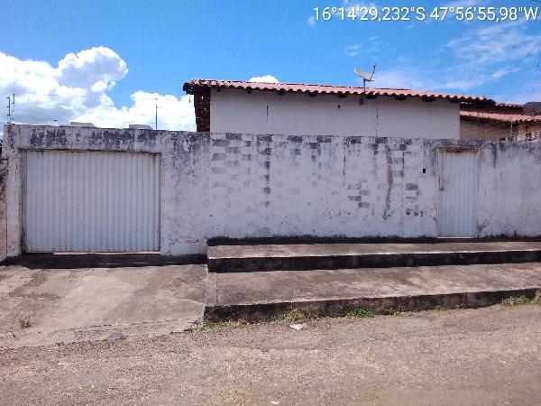 Casa com 2 quartos, 1 banheiro, 2 salas, cozinha e 1 vaga