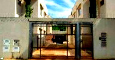 Casa aconchegante em condomínio com 2 quartos, 2 banheiros e 74 m² construída, ocupada