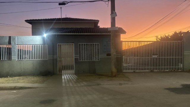 Casa residencial com 3 quartos, 2 banheiros, 1 vaga de garagem, 61.87m² construídos, ocupada.