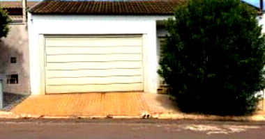 Casa com 3 quartos, 1 banheiro, 1 vaga, 69.98m² construída, ocupada