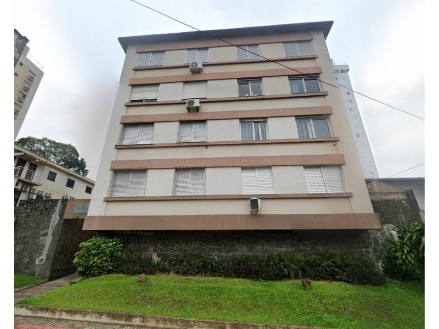 Apartamento desocupado com box de garagem em Criciúma