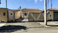 Casa ocupada com 95 m² de área construída