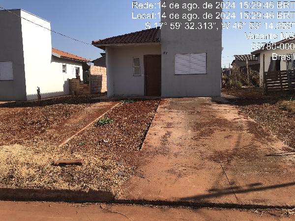 Casa com 2 Quartos e Área Privativa em Alvorada