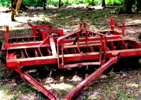 Grade aradora vermelha com 20 discos, apta para uso agrícola