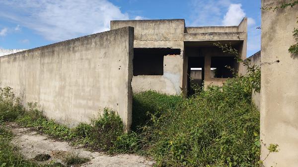 Terreno 175m² com construção inacabada em Jardim Rosa de Maio