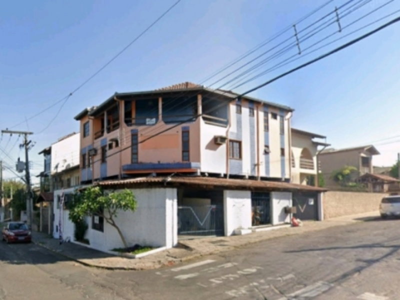 Casa de madeira tipo chalé, 3 pavimentos, 14m de frente, 16,50m de fundos