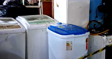 Lote de Materiais Diversos com Armário, Sofá e Eletrodomésticos