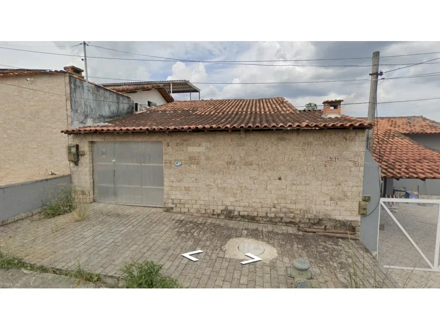 Casa ocupada com 112 m² de área construída