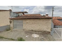 Casa ocupada com 112 m² de área construída