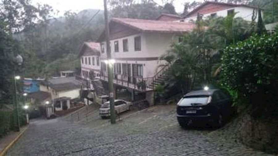Apartamento padrão com 3 quartos, 2 banheiros e 2 vagas, desocupado