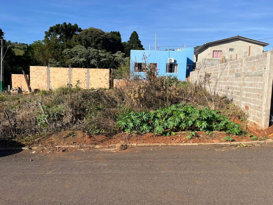 Lote urbano com 234m² no Jardim Floresta, terreno plano