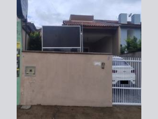 Casa com 2 quartos, 1 banheiro e 1 vaga de garagem, ocupada