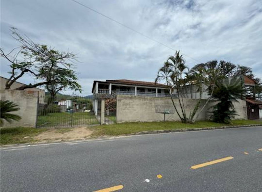 Casa com 6 quartos, 5 banheiros e 1 vaga de garagem