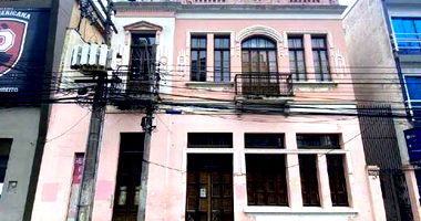 Prédio Comercial Tombado com 910m² Construída em Curitiba