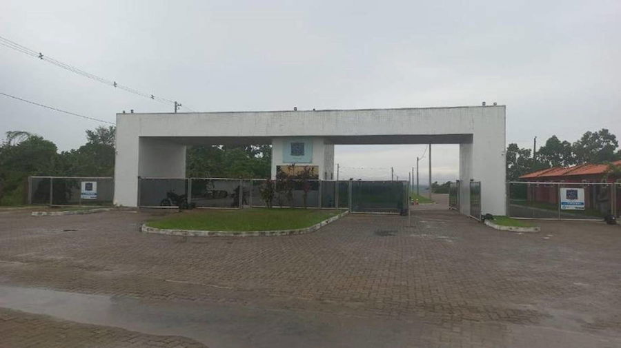 Terreno padrão desocupado com 360 m² em condomínio