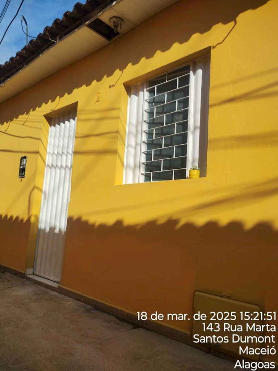 Casa desocupada com 2 quartos, varanda e 48,6m² construída