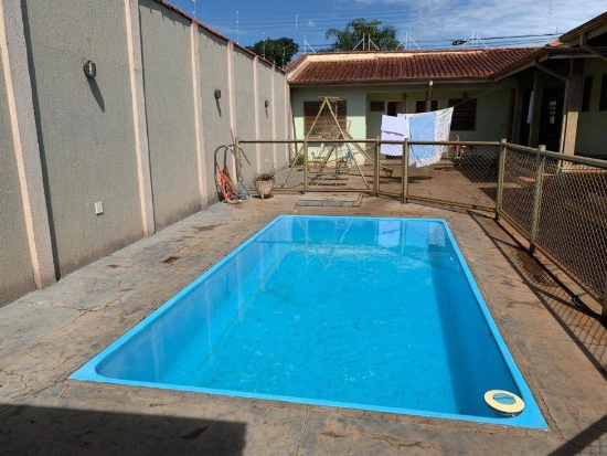 Casa com 1 vaga de garagem, 277,52 m² construídos, ocupada