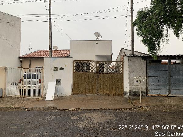 Casa com 2 Quartos e Área Privativa em São Carlos