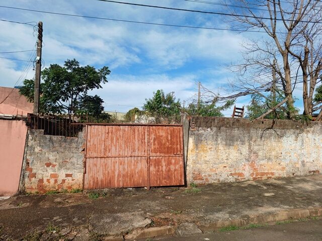Lote com ruínas em Londrina - 99m² construídos